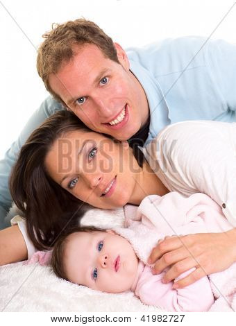 Baby pige mor og far familien glad liggende sammen på hvid pels