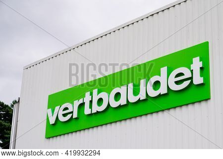 Bordeaux , Aquitaine France - 05 05 2021 : Vertbaudet Logo Sign And Brand Text Shop On Store For Kid