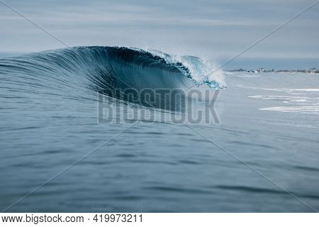 Glassy Ocean Wave. Perfect Swell For Surfing In Hawaii