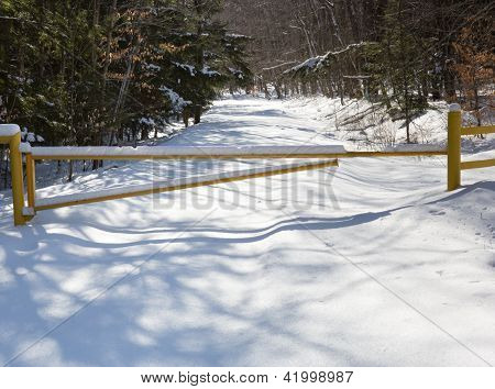 ein gelbes Tor schlieÃŸt eine StraÃŸe fÃ¼r den winter
