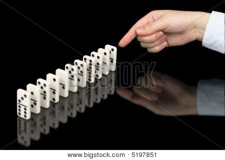Mano spingendo i contatori domino nero