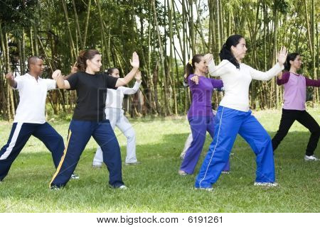 Grupo de personas haciendo gimnasio
