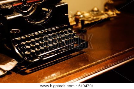 Antigua máquina de escribir para el Banco en el escritorio