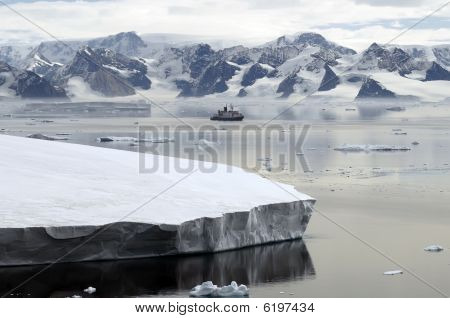 Antártica e navio de investigação