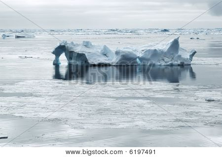 Iceberg em águas calmas