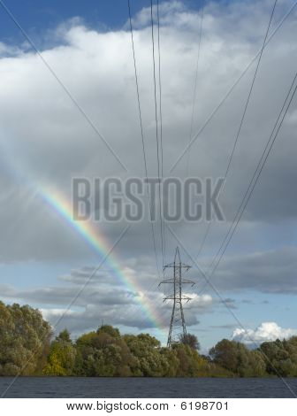Vysoké napětí-Line, mraky a Rainbow