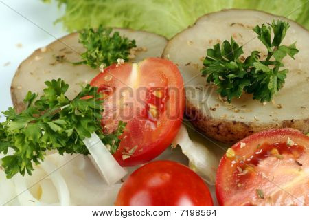 plantaardige salade met aardappelen