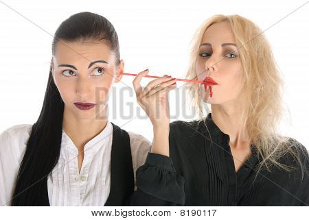 Kobieta ssie krew z ucha inna kobieta