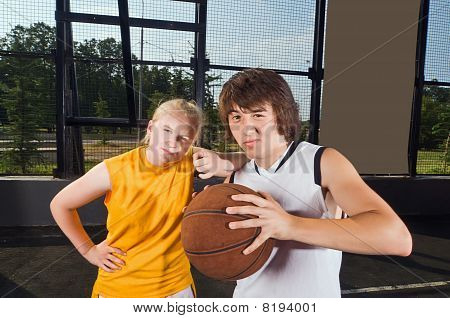 Dois jogadores de basquete adolescente posando