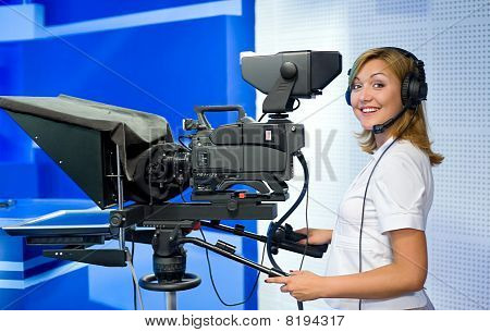 Teleoperadora en el estudio de la Tv