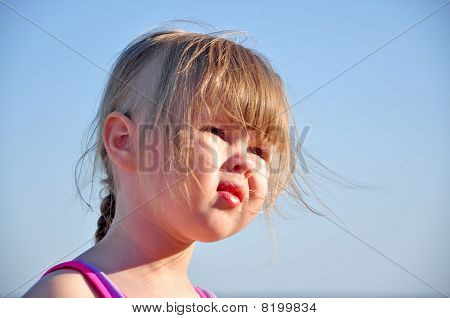menina bonitinha contra o céu