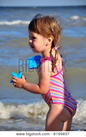 Menina bonito na praia