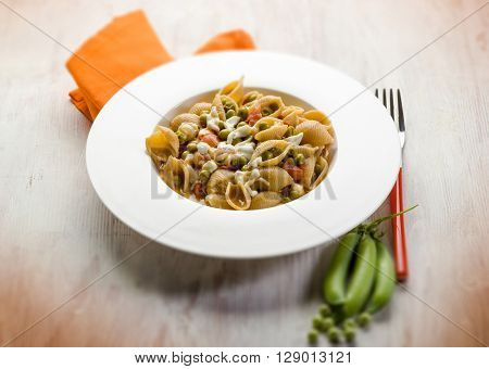 pasta with mozzarella fresh peas and tomatoes