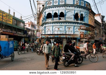 LUCKNOW, INDIA - JAN 31б 2013: People walk through the traffic jam on the street on January 31, 2013 in Lucknow India. Lucknow with population of 6000455 people is the largest city of Uttar Pradesh state