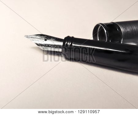 Fountain pen on blank paper with copy space
** Note: Visible grain at 100%, best at smaller sizes