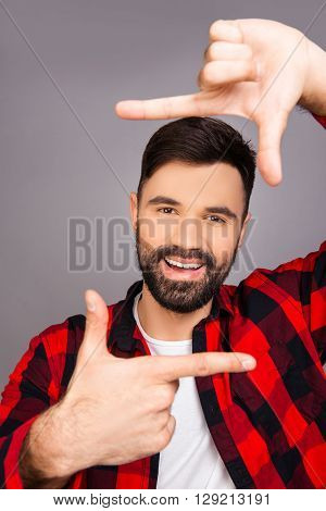 Cadre. Happy Young Man Making Frame With Fingers