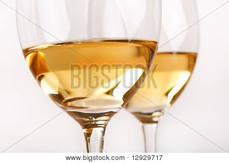 Vasos de vino blanco