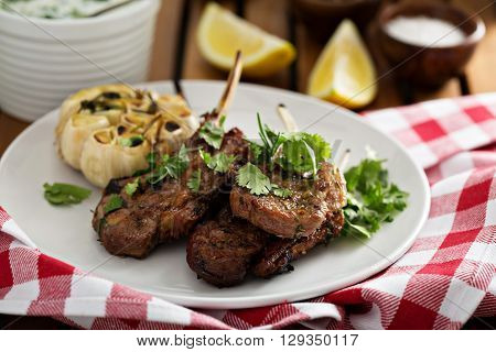 Lamb chops grilled with herbs and roasted garlic