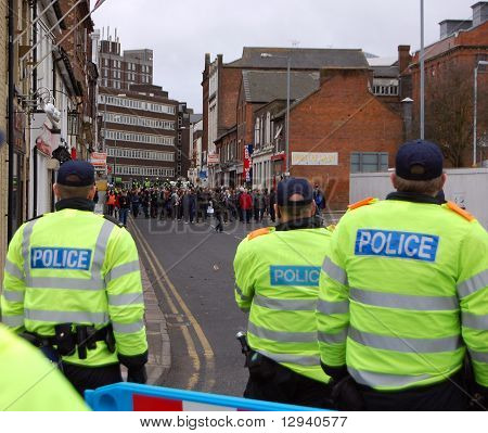 Pořádkové policie čelí UAF demonstranti v Luton, Velká Británie