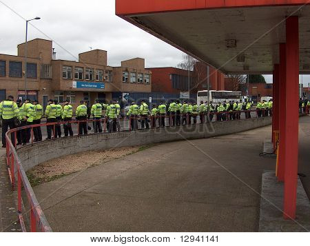 Pořádkové policie lemují cestu EDL (anglická liga obrany) březen v Luton, Velká Británie