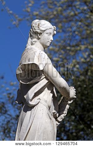 Statue of a woman in pring with a clear blue sky background