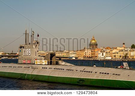 St. Petersburg. The submarine on the Neva River, the embankment of the lieutenant Schmitt, on the second plan the Isakiyevsky cathedral. May 09, 2016