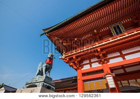 fox statue in fushimi inari shrine japan