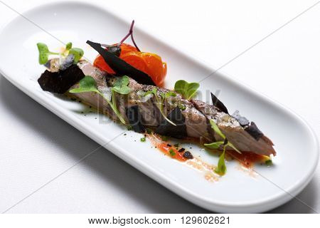 Typical tuna tapa in a small white dish.