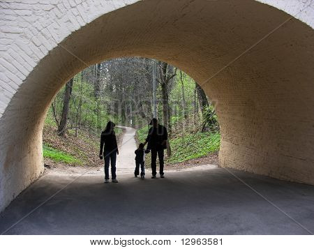 famiglia nell'arco da legno di primavera