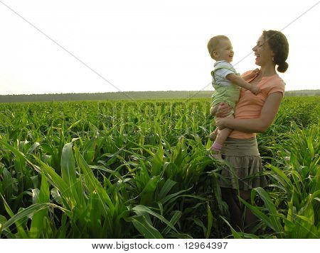 Mutter mit Baby im Feld