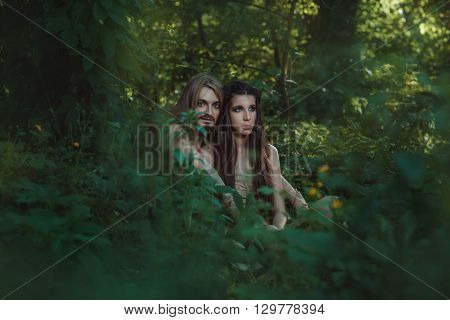 The young couple went to live in the forest and far away from the problems.