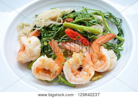 shrimp Rapporteur fried noodles Spicy Chinese food.