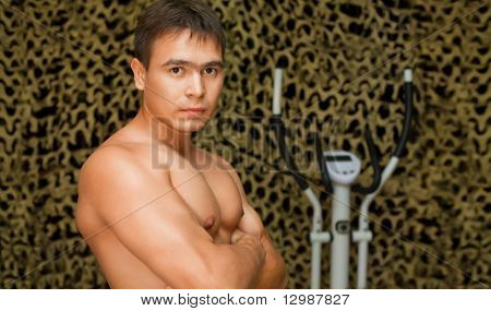 güçlü vücut geliştirmeci eğitim kas spor salonunda, kameraya poz