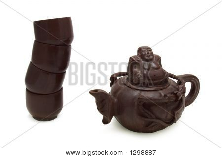 Théière chinoise traditionnelle pour le thé vert (isolé On White)