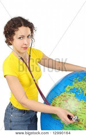 Young Beauty Woman mit Stethoskop und große aufblasbare Globus, halben Körper, vertikal, isolated on White