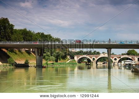 auta jít přes most na řece Tibeře, pryč most Trastevere v Římě, Itálie