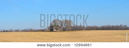 Casa solitária no campo