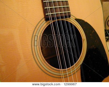 Akusztikus gitár, húrok & lyuk