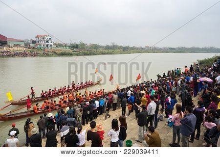 Bac Ninh, Vietnam - Feb 7, 2017: Cheering Audiences At Traditional Boat Racing Spring Festival On Ca