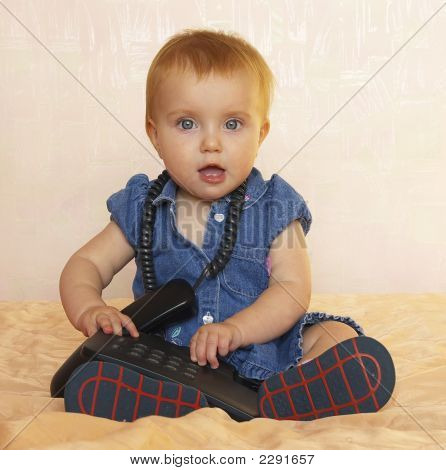 Poco juego de niña con teléfono negro
