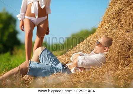 건초에 우울 사람 거짓말과 그의 사랑 스러운 소녀 간의 에로틱 한 장면