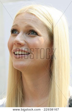 BEVERLY HILLS - SEP 20: Gwyneth Paltrow at a luncheon to honor the release of Pleasures by Gwyneth Paltrow, held at the Graystone Estate in Beverly Hills, California on September 20, 2006