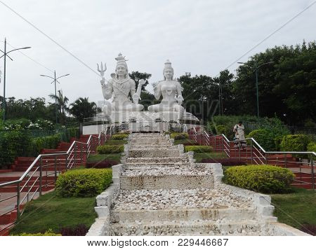 Awesome View Of Lord Shiva & Parvati Statue .