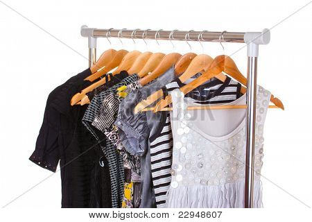 เสื้อผ้าต่าง ๆ บนไม้ hangers แยกต่างหากบนพื้นสีขาว