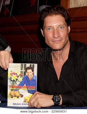 LOS ANGELES - 26 sierpnia: Sean Kanan uczestniczy młody & niespokojny Fan obiad 2011 w Universal Sh