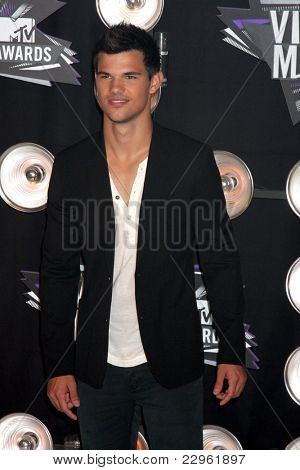 LOS ANGELES - AUG 28: Taylor Lautner přijíždí na 2011 MTV Video Music Awards v LA Live na