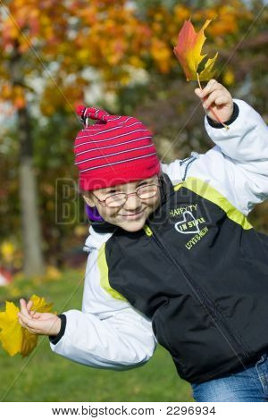 Holčička s podzimní listí