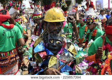 Kavant Ger Fair 2018: Rathva (tribal Community) Men And Women Makeup & Dressed In Their Distinctive 