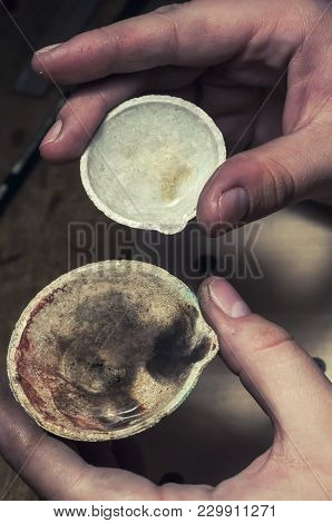 The Crucible Is A High-refractory Capacity For Heating, Drying, Incineration, Melting Looks Like Thi