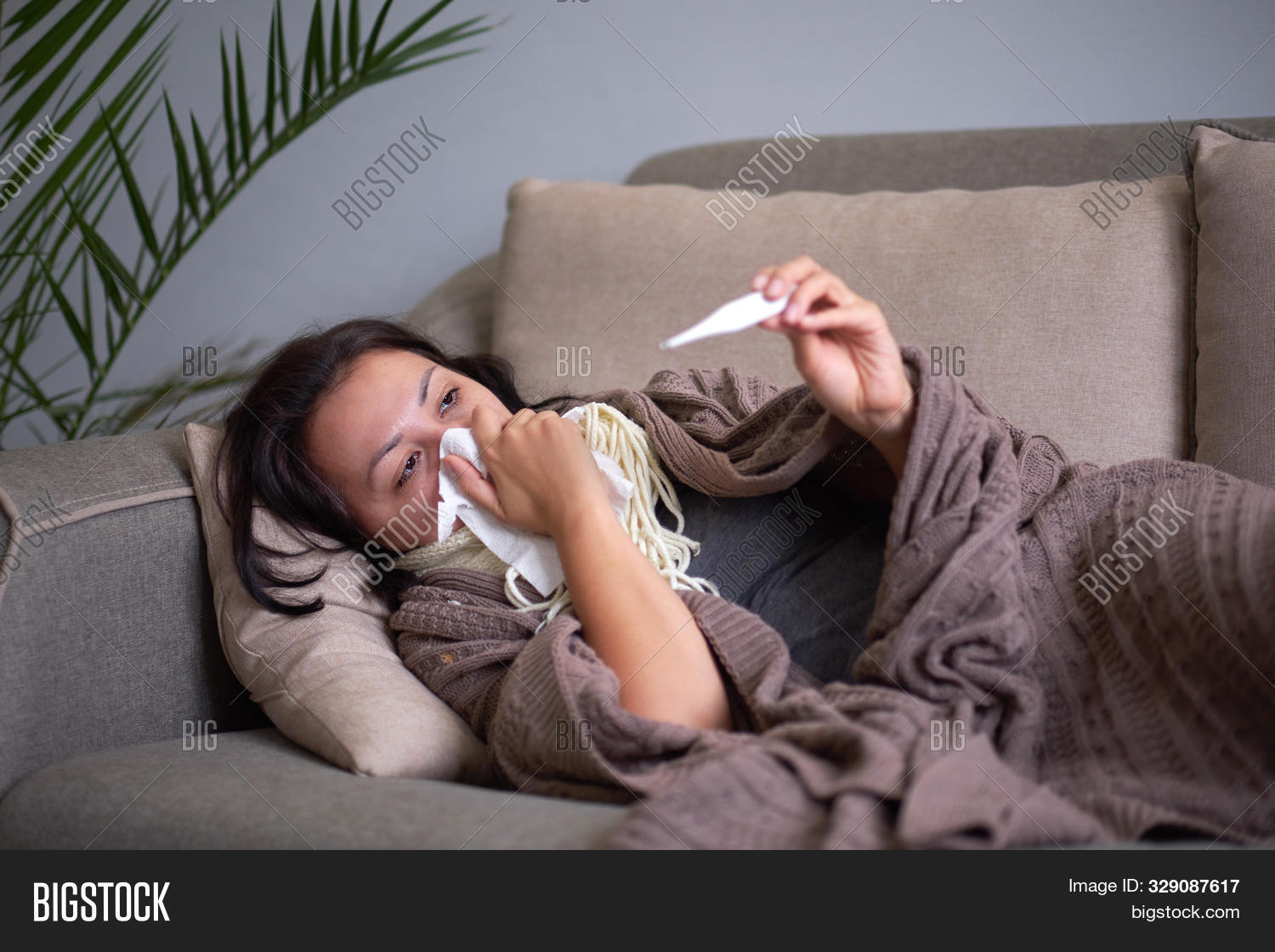 Мужчина сморкается на улице. She catch a cold last monday ответы. She catch a cold last monday ответы. She catch a cold last monday ответы. Девушка в пуховике чихает.